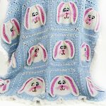 Lièvre au crochet bleu