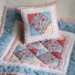 Oreiller et couverture patchwork pour lit de poupée