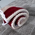 Couverture en peluche rayée avec bordure blanche