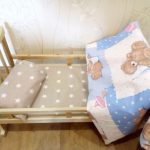Linge de lit dans le lit de poupée de Mishutka