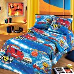 Linge de lit sur le lit pour l'enfant d'âge préscolaire