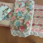Ensemble de lit avec des fleurs pour un lit de poupée