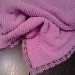 Plaid rose fait main avec bordure en dentelle