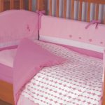 Ensemble de lit rose pour la fille dans le berceau