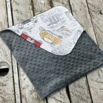Couverture en peluche grise avec des voitures du deuxième côté