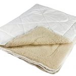Couverture blanche chaude avec une peau de mouton de taille moyenne