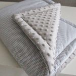 Couverture en peluche chaude avec de petits zigzags