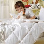 Couette chaude pour un enfant d'âge préscolaire