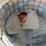 Mince couverture en peluche dans le berceau du nouveau-né