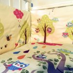 Chouette lumineuse a l'air originale sur le lit pour les enfants