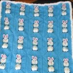 Lapins aux jambes et oreilles volumineuses