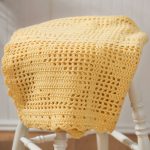 Plaid jaune avec des lièvres tricotés