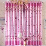 Les papillons remplissent la maison de légèreté et de lumière.