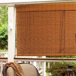 Rideau de bambou sur la terrasse d'une maison de campagne
