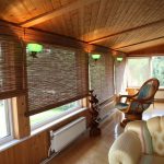 Plafond en bois sur une terrasse chauffée