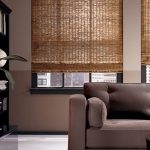 Canapé gris dans le salon avec deux fenêtres