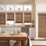 Décoration de la fenêtre dans la cuisine avec des rideaux de bambou