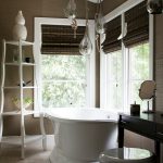 Salle de bain design avec deux fenêtres