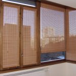 Rideaux en bois sur le balcon vitré