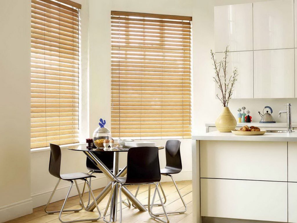 Rideaux de bambou dans la cuisine de style minimaliste