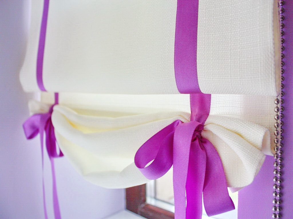Ruban de satin noeuds sur stores romains blancs