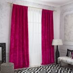 Rideaux de velours couleur cramoisi
