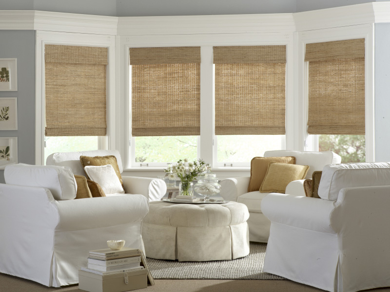 Mobilier blanc dans la chambre avec des rideaux de bambou