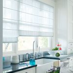Stores romains blancs dans la cuisine