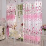 Rideaux blancs avec des tulipes roses semblent inhabituelles