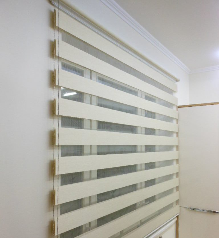 Fenêtre de bureau avec des rideaux de zèbre à rayures