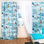 Tulle blanc et rideaux intéressants avec des oiseaux colorés sur fond blanc