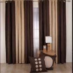 Draps et coussins marrons beiges