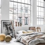 Minimalisme bohémien: un matelas par terre au lieu d'un lit normal