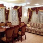 Rideaux bordeaux avec lambrequin pour une salle à manger chic