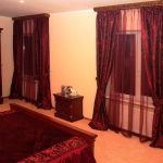 Rideaux bourgogne, tulle et couvre-lit pour chambre claire