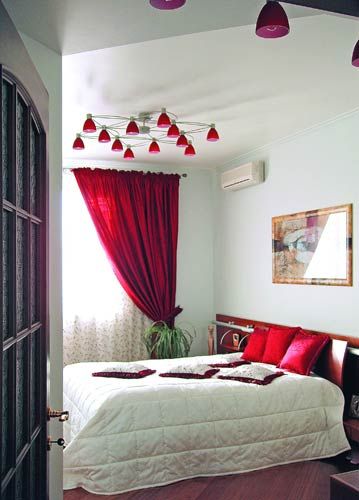 Bourgogne et couleurs laiteuses dans la chambre
