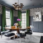 Zwart en witte woonkamer met lichtgroene gordijnen.