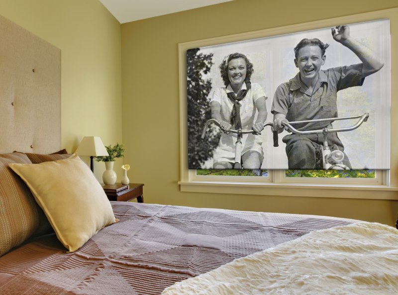 Photo monochrome sur un store dans la chambre