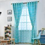 Rideaux floraux en bleu pour le salon