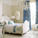 Rideaux floraux dans les tons bleus