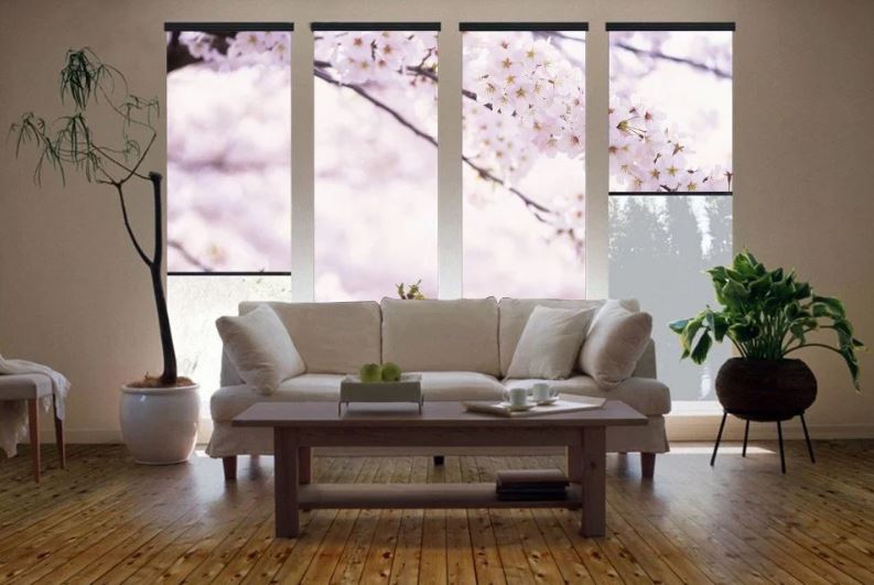 Une branche avec des fleurs sur les stores en toile
