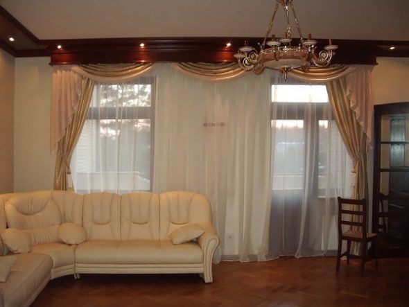 Wooden cornice
