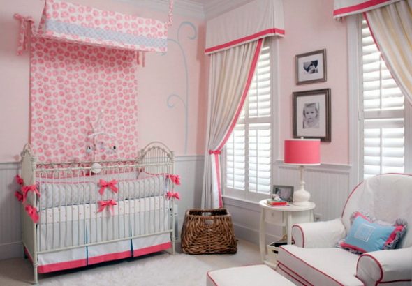 Rideaux bicolores dans la chambre des filles