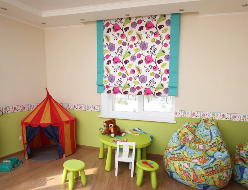 Ornement floral lumineux sur les stores romains dans la chambre des enfants