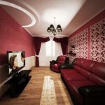Long salon de couleur bordeaux avec rideaux bordeaux