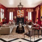 Longs rideaux marrons avec lambrequins et franges dans la chambre rouge