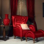 Longs rideaux marrons avec crochets et tulle aux meubles rouges