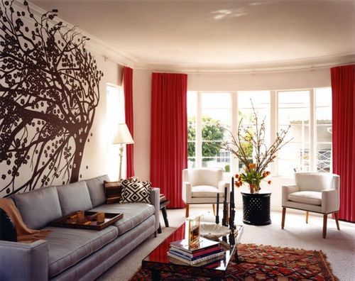 Les rideaux dans le salon peuvent être faits de n'importe quel tissu.