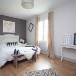 For window decoration in the bedroom used a round cornice in a discreet style.
