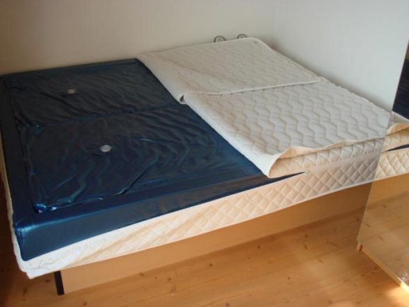 Housse de protection pour matelas à eau